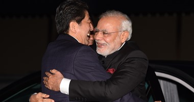 بالصور.. رئيس وزراء اليابان يلتقى نظيره الهندى لبحث إبرام معاهدة للتعاون النووى