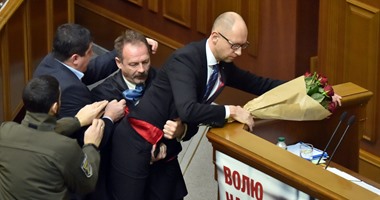 رئيس وزراء أوكرانيا يتعرض للضرب داخل البرلمان