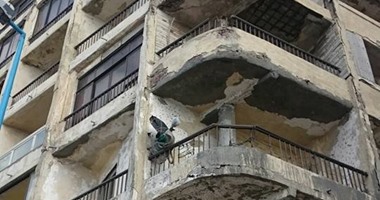 سقوط أجزاء من سطح عقار تجارى وسط مدينة الإسكندرية دون إصابات