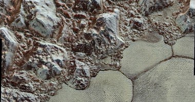 ناسا تكشف عن صور جديدة لكوكب بلوتو تظهر الحفر والثلوج على سطحه