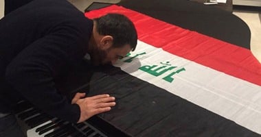 بالصور.. كاظم الساهر يُقبل علم بلاده: "العراق حبيبى"