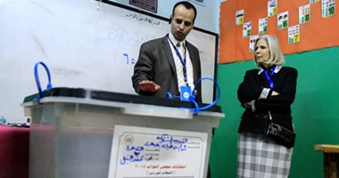 بعثة جامعة الدول العربية تتفقد لجان الانتخابات بمدرسة القومية فى الزمالك