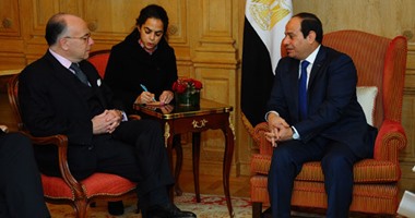 بالصور.. السيسى يلتقى وزير الداخلية الفرنسى فى مقر إقامته بباريس