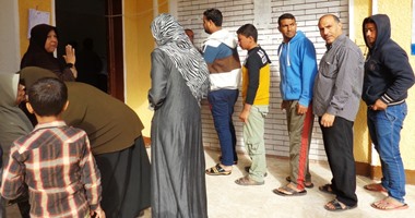 بالصور.. أهالى أبو صقل بدائرة العريش يدلون بأصواتهم فى الانتخابات