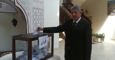 بالصور.. استمرار تصويت المصريين بمسقط والسفير يدلى بصوته