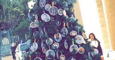 صور الشهداء بديلا لزينة الكريسماس فى شجرة الميلاد بـ"القدس"