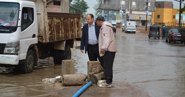 بالصور.. إزالة آثار مياه الأمطار بشوارع مطوبس فى كفر الشيخ