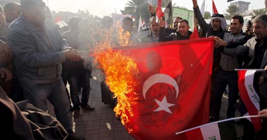 بالصور.. عراقيون يحرقون علم تركيا احتجاجا على توغل قواتها شمال البلاد