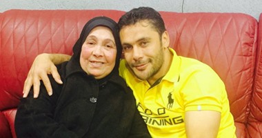 الصقر أحمد حسن ينشر صورة مع والدته على انستجرام ويؤكد: تفتح لى جميع الأبواب