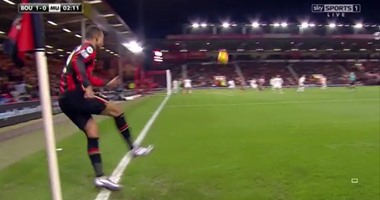 بالفيديو.. بورنموث يفاجئ مانشستر يونايتد بهدف مبكر من ركنية