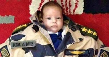 تداول صورة لطفل أحد شهداء الجيش مرتديا "أفرول" والده