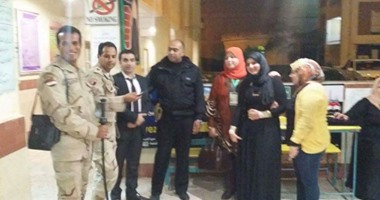 ضابط شرطة بالشرقية يوزع  حلوى على الناخبين وأطفالهم بلجنة انتخابية