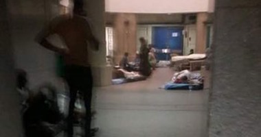 صحافة المواطن.. بالصور.. مواطنون يعالجون على الأرض بمستشفى جامعة المنصورة