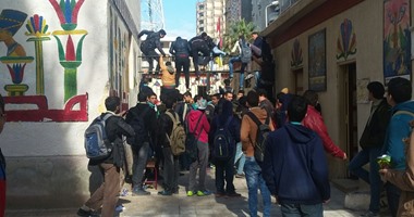 صحافة المواطن.. هروب جماعى لطلاب مدرسة الناصرية فى الإسكندرية من "ع السور"