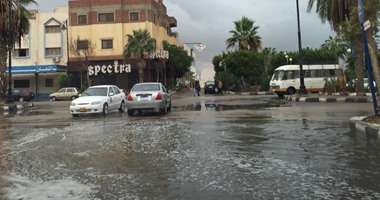 بالصور.. المياه تغرق شوارع القناطر.. ومجلس المدينة يستعين بـ"الشفاطات"