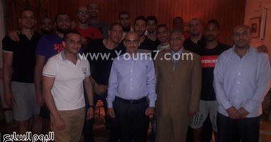 طارق سليم يهدى سفير مصر بأنجولا درع "الجزيرة"