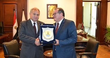 رئيس جامعة الإسكندرية يستقبل نائب جامعة آل البيت الأردنية