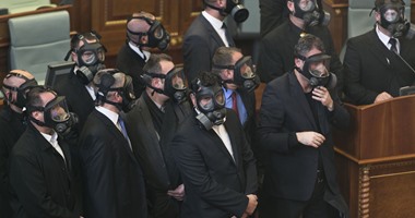 بالصور.. نواب كوسوفو يتحصنوا بالأقنعة بعد تكرار إطلاق القنابل داخل البرلمان
