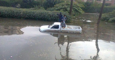 صحافة المواطن: بالصور.. مياه الأمطار تغمر السيارات فى القاهرة الجديدة