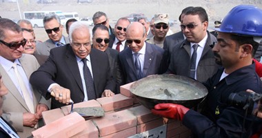 محافظ القاهرة يتفقد نفق الزهراء ويوزع "شيكولاتة" خلال وضع حجر أساس توسعته
