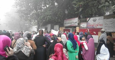 بالصور.. وقفة لأولياء أمور تلاميذ مدرسة بالمعادى احتجاجاً على نقل أبنائهم