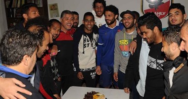 بالصور.. لاعبو الأهلى يحتفلون بعيد ميلاد "الكابيتانو"