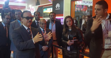 بالصور.. وزير الاتصالات يقوم بتجربة تطبيقات ألعاب 3D بمعرض cairo ict