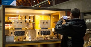 بالصور.. روبوتات "خشبية" لتقديم وجبات الإفطار فى محطات القطار ببلجيكا