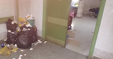 بالصور.. القمامة والمخلفات تشارك المواطنين علاجهم بمستشفى سوهاج الجامعى