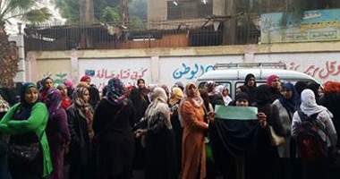 وقفة لأولياء أمور طالبات الأزهر بشبين القناطر احتجاجا على نقل بناتهن
