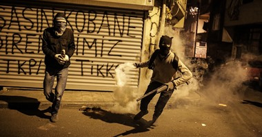 بالصور.. اشتباكات بين الأكراد والشرطة التركية فى عدد من أحياء اسطنبول