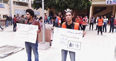 بالصور.. وقفة "ضد التحرش" لاتحاد طلاب آداب الإسكندرية بساحة الكلية