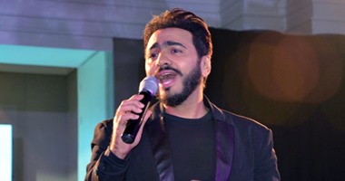 بالفيديو.. تامر حسنى يشعل حماس جمهوره بأغنية " قوم أقف " فى حفل رأس السنة
