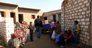 بالصور.. طلاب المنيا يتلقون دروسهم بمنزل مهجور بعد تهالك مدرستى مزروع وكوم التبن