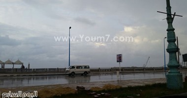 صحافة المواطن.. أهالى الإسكندرية يشاركون بصور عروس البحر تحت الأمطار
