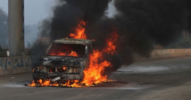 شاب يشعل النار فى سيارته أثناء وجوده داخلها لمروره بأزمة نفسية بأسوان