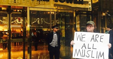المخرج الأمريكى مايكل مور يرفع شعار "كلنا مسلمون" أمام برج دونالد ترامب