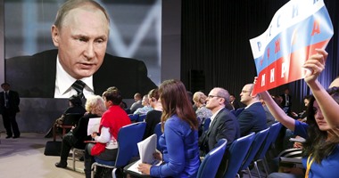 بالصور.. صحفى يرفع صورة للأهرامات أمام بوتين لسؤاله عن العلاقات مع مصر