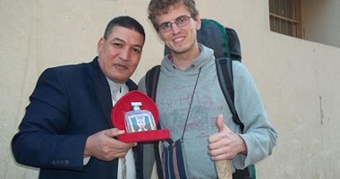 "محمود" قرر ينشط السياحة بتوزيع 500 هدية للسياح على حسابه