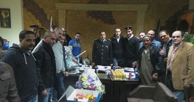 بالصور.. شباب يقدمون باقات زهور لضباط قسم شرطة دار السلام ردا على جهودهم