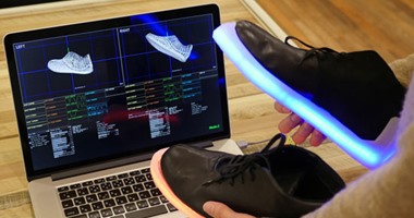 بتشحن الموبايل وبتغير لونها حسب الطقم..أبرز أحذية ذكية ظهرت خلال 2015