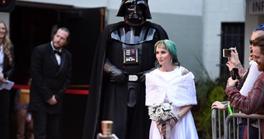  عاشقان أمريكيان يقيما حفل زفافهما بمتحف فيلم حرب النجوم بحضور أبطاله