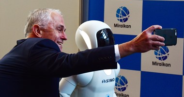 بالصور.. رئيس وزراء أستراليا يلتقط سيلفى مع الروبوت Asimo اليابانى