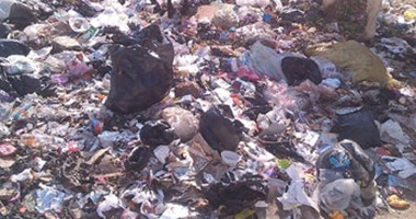 أهالى شطا لمحافظ دمياط: القمامة المتراكمة أمام مستشفى الطلبة والمدارس تهدد حياة أبنائنا