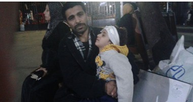 بالفيديو..الطفلة المصابة فى الجمجمة تنام أمام "الحسين الجامعى"