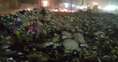 بالصور .. مدخل مدينة المرج بالقاهرة محاصر بتلال من القمامة