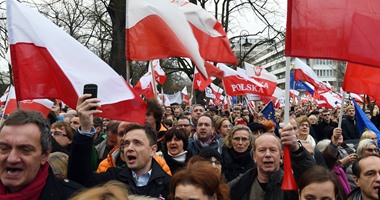 بالصور.. الآلاف يشاركون فى تظاهرة تنادى بالديموقراطية فى بولندا