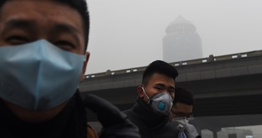 بالصور.. الكثيرون يتجاهلون تحذيرات التلوث فى بكين رغم صدور أول "إنذار أحمر"