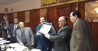 جامعة الأزهر تكرم "عبد الحى عزب" رئيسها المستقيل