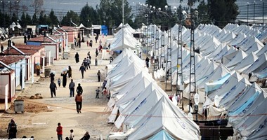 اليونان تنقل مهاجرين من مخيم عقب وفاة 3 مهاجرين بسبب التسمم